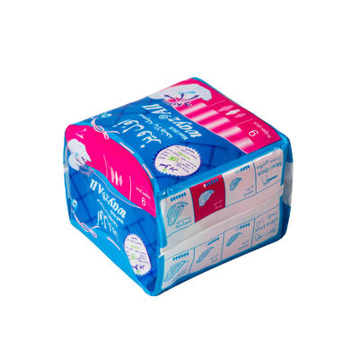 Un bon prix. Des serviettes hygiéniques jetables à super absorbance, à la puce bleue et bon marché, vendues au Moyen-Orient. en ligne