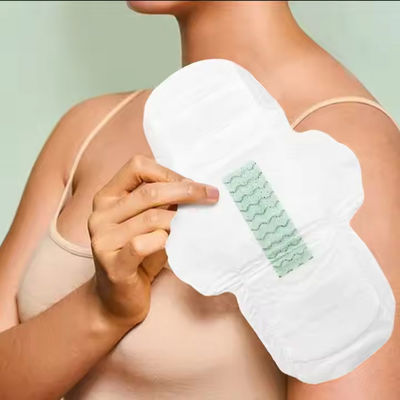Un bon prix. Fabrication en gros de serviettes hygiéniques jetables ultra fines respirantes à base d'anions de coton en ligne